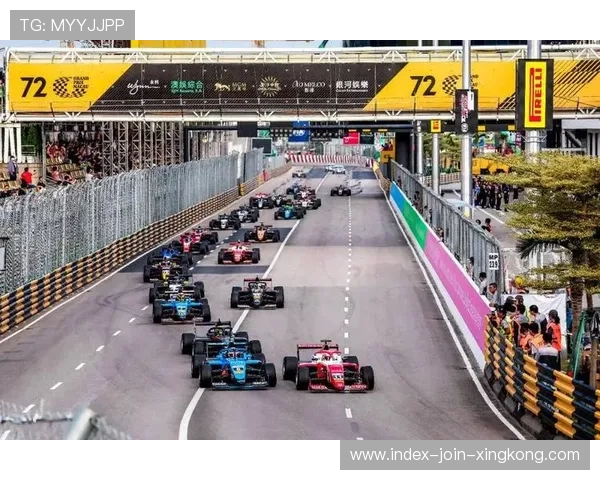 比赛结束时两车并排冲线