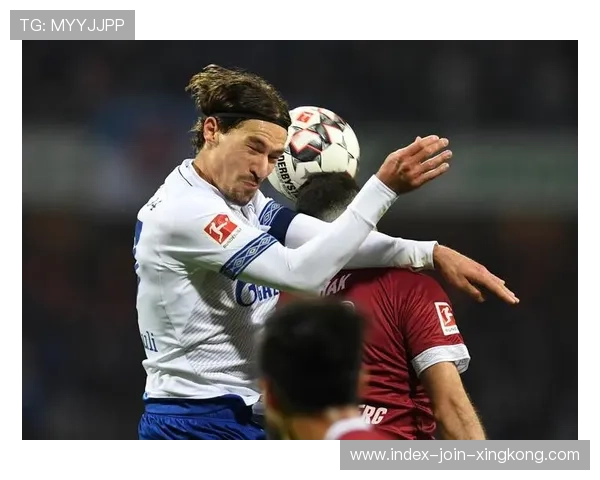 沙尔克04—斯图伦高点头球封锁对手攻势